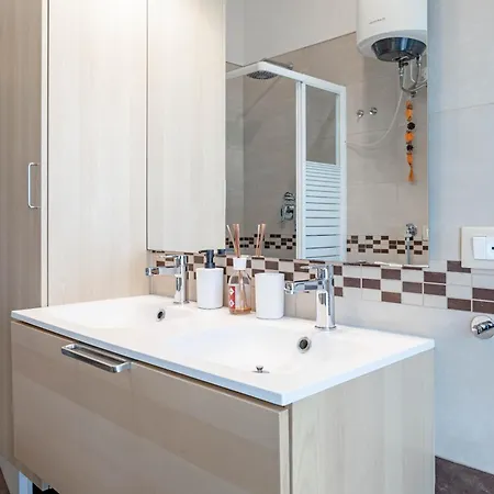 H11 Silver House Apartament *